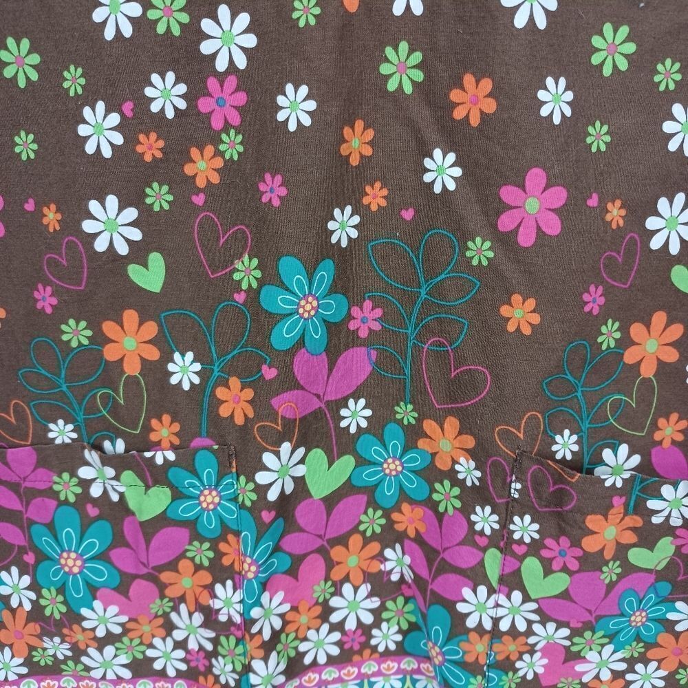 ‼️5/$25‼️ Dickies Womens Brown Floral Scrub Top Hearts Flowers - Picture 4 of 6